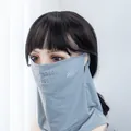 Dettaglio maschera solare grigio ghiaccio con fori laser e protezione per il collo - Grigio chiaro