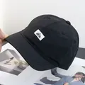 Detailopname van zwarte pet met korte rand met berggrafisch logo en nylon materiaal - Verstelbaar / Zwart