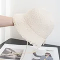 Dettaglio cappello pescatore beige all'uncinetto con trama traforata e tesa ondulata - M / Beige