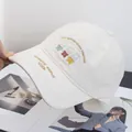 Dettaglio del ricamo a forma di coniglio su un cappellino in cotone color crema - Regolabile / Beige