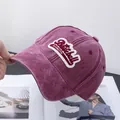 Detalle macro de gorra de béisbol roja bayas lavada con bordado vintage y visera cosida - Ajustable / Burdeos