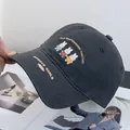 Dettaglio del ricamo a forma di coniglio sulla corona del cappello da baseball grigio - Regolabile / Grigio