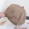 Détail de la casquette octogonale kaki montrant le tissu en sergé et le dessus à panneaux - Réglable / Kaki