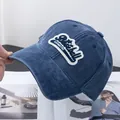 Detalle de gorra de béisbol de algodón azul con bordado y acabado lavado - Ajustable / Azul marino