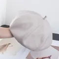 Détail du béret octogonal en coton beige avec coutures solides et bouton supérieur - Réglable / Poche zippée