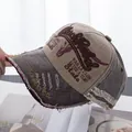 Detailaufnahme der Jeans-Baseballkappe im Vintage-Look mit Stickerei und Fransenrand - Khaki Hut Kaffee Krempe