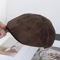 Dettaglio ravvicinato del cappello da strillone in camoscio marrone scuro con bottone - Regolabile / Caffè
