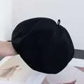 Gros plan détaillé des coutures d'un béret octogonal noir en coton avec boucle - Réglable / Noir