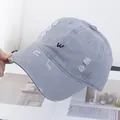 Vue détaillée du logo W brodé et des bords effilochés sur la casquette vintage gris clair - Réglable / Gris clair
