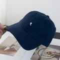 Detailansicht der R-Stickerei und Baumwollstruktur auf der dunkelblauen Baseballkappe - Verstellbar / Marineblau