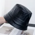 Detalle del sombrero bucket de cuero PU negro mostrando textura premium y costuras - Ajustable / Negro