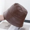Primer plano detallado de la textura y costuras del sombrero bucket de cuero PU marrón - Ajustable / Marrón