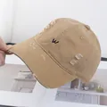 Vue détaillée du tissu en coton vintage vieilli et de la petite broderie de la lettre W sur la casquette - Réglable / Kaki