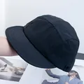 Detail einer schwarzen Fünf-Panel-Cap aus schnelltrocknendem Stoff mit kurzer Krempe Textur - Verstellbar / Schwarz