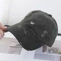 Vue détaillée du tissu en coton gris vieilli et de la broderie 'w' blanche sur la casquette - Réglable / Vert Militaire