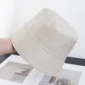 Detalle de un sombrero de pescador en cuero PU crema con textura y costuras finas - Ajustable / Beige