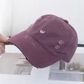 Gros plan d'une casquette violette vintage avec broderie W blanche et effet usé - Réglable / Violet Pâte de Haricot