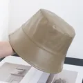 Primer plano del sombrero bucket de cuero PU caqui con bordes de doble costura y textura - Ajustable / Caqui