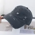 Détails d'une casquette de baseball gris foncé délavée avec broderie W blanche rétro - Réglable / Gris foncé