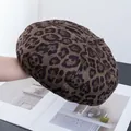 Dettaglio del berretto leopardato in morbida ecopelliccia con trama soffice e retrò - Regolabile / Marrone