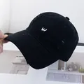 Détail de la casquette rétro noire avec broderie W blanche et finitions usées vintage - Réglable / Noir