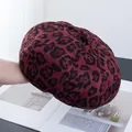Dettaglio della trama del berretto leopardato bordeaux con design classico retrò a nuvola - Regolabile / Rosso