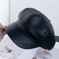 Detailaufnahme der Schirmmütze aus schwarzem Kunstleder mit feiner Textur und Nähten - Schwarz
