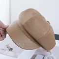Detailansicht der braunen Schirmmütze aus PU-Leder mit strukturierter achteckiger Krone - Khaki