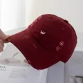 Casquette de baseball bordeaux vintage avec broderie W blanche et détails usés usés - Réglable / Bordeaux