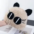 Detalle del gorro de gato de felpa beige con ojos y orejas tejidos a mano - Talla única / Caqui
