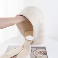 Detalle del pasamontañas de punto beige con textura acanalada y forro polar interior - Beige