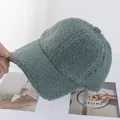 Dettaglio della spessa trama in pile e delle cuciture su un cappellino da baseball verde - Regolabile / Verde Grigastro