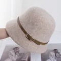 Details des Wollfilz-Fischerhutes mit braunem Lederband und goldener Schnalle - Verstellbar / Beige