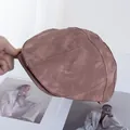 Detalle de la gorra newsboy de cuero PU marrón con acabado mate y costuras - Ajustable / Rosa