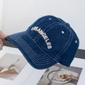 Dettaglio del ricamo 3D Los Angeles su cappellino da baseball in denim blu scuro con cuciture - Regolabile / Blu scuro
