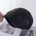 Primer plano detallado de la boina de cuero PU negro con costuras finas y textura premium - Ajustable / Negro