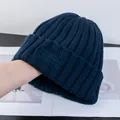 Dettaglio del berretto in maglia a coste blu navy con ricamo tono su tono - Blu navy