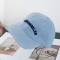 Dettaglio del ricamo Los Angeles sul cappello da baseball in denim blu lavato - Regolabile / Azzurro