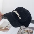 Dettaglio del ricamo 3D Los Angeles su un cappellino da baseball in denim nero lavato - Regolabile / Nero