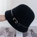 Dettaglio del cappello a secchiello in lana nera con cinturino in pelle e fibbia dorata - Regolabile / Nero