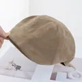 Dettaglio del cappello newsboy in camoscio kaki con trama pregiata e cuciture fini - Regolabile / Beige
