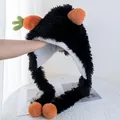 Vue détaillée du bonnet en peluche avec décor carotte et doublure en laine d'agneau - M (56-58cm) / Noir