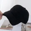 Dettaglio del cappellino da baseball nero in pile con consistenza morbida e visiera - Regolabile / Nero
