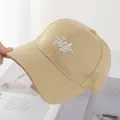 Dettaglio ravvicinato del cappello kaki con ricamo HMTF 3D bianco e cuciture rinforzate - Testa Regolare (54-59) / Cachi