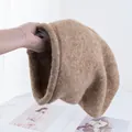 Dettaglio del berretto in maglia marrone che mostra la trama morbida e calda in peluche - M / Cachi