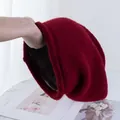 Dettaglio del berretto in maglia bordeaux con trama spessa e fodera termica nera interna - M / Borgogna