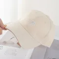 Dettaglio del cappellino beige in cotone con ricamo artistico bianco e tesa larga - Testa Regolare (54-59) / Beige