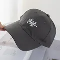 Dettaglio del berretto da baseball grigio scuro con ricamo di lettere artistiche bianche - Testa Regolare (54-59) / Grigio