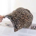 Détail d'une casquette léopard avec bord effiloché et broderie 3D de style rétro vintage - Réglable / Imprimé léopard