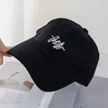 Dettaglio del cappello da baseball nero in cotone con ricamo bianco e visiera curva - Testa Regolare (54-59) / Nero
